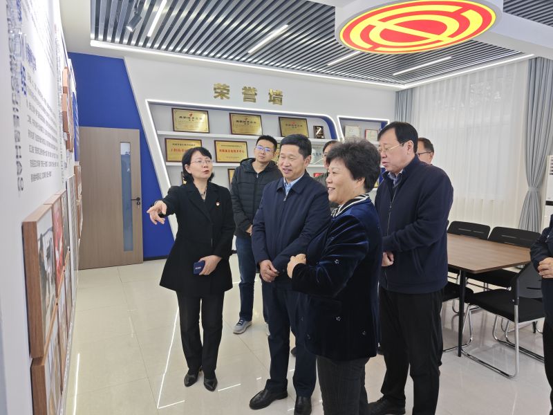 操美女大逼毛片视频2025年05月09日上午 安阳市人大常委会副主任、市总工会党组书记、主席夏军一行莅临华阳电磁铁参观调研；对公司2023年全国五一劳动奖章获得者汪利娜慰问，并听取劳模工作室相关情况汇报